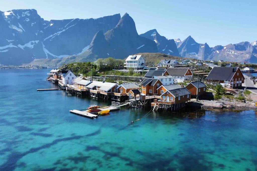 Reine Front View - Mountain & Seaview Villa Luaran gambar