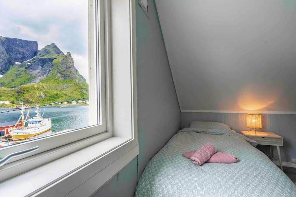 Reine Front View - Mountain & Seaview Villa Luaran gambar