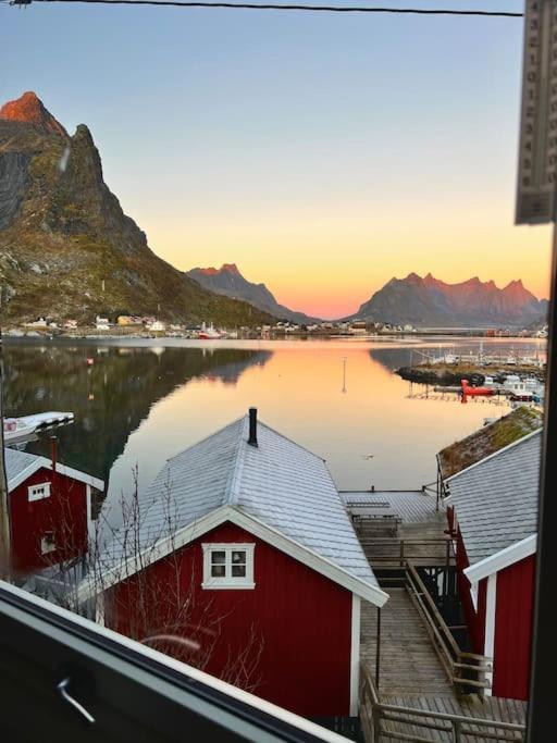 Reine Front View - Mountain & Seaview Villa Luaran gambar