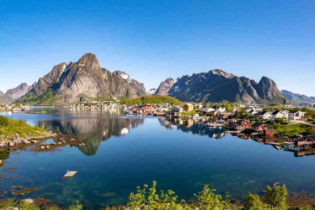 Reine Front View - Mountain & Seaview Villa Luaran gambar