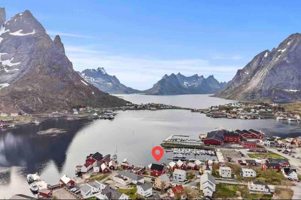 Reine Front View - Mountain & Seaview Villa Luaran gambar