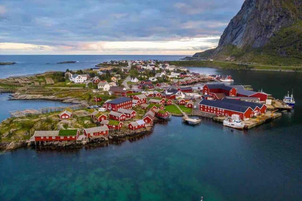 Reine Front View - Mountain & Seaview Villa Luaran gambar
