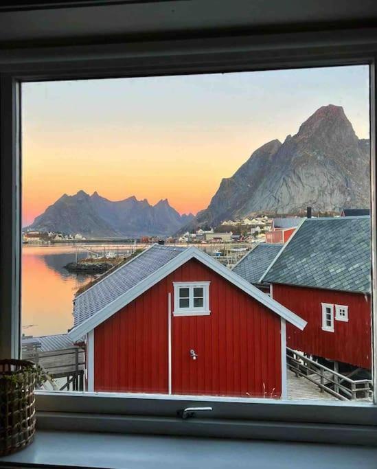 Reine Front View - Mountain & Seaview Villa Luaran gambar