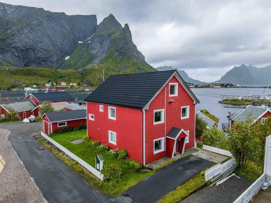 Reine Front View - Mountain & Seaview Villa Luaran gambar